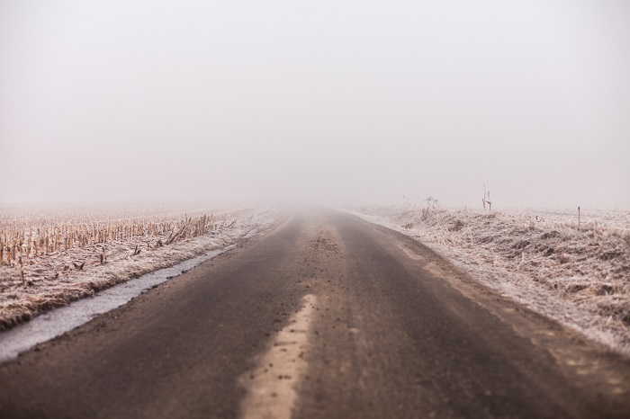 Una strada avvolta dalla nebbia