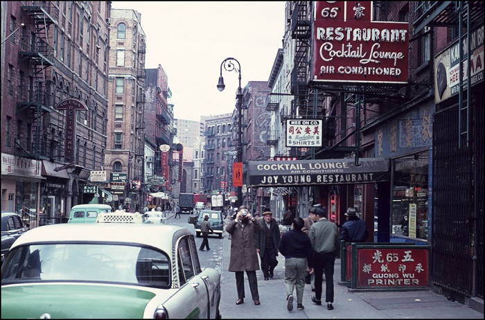 Una strada di New York nel 1962