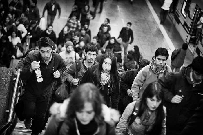 Persone sulla scala della metro