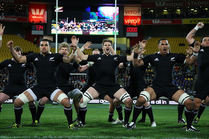 La squadra All Blacks che esegue l'haka allo stadio