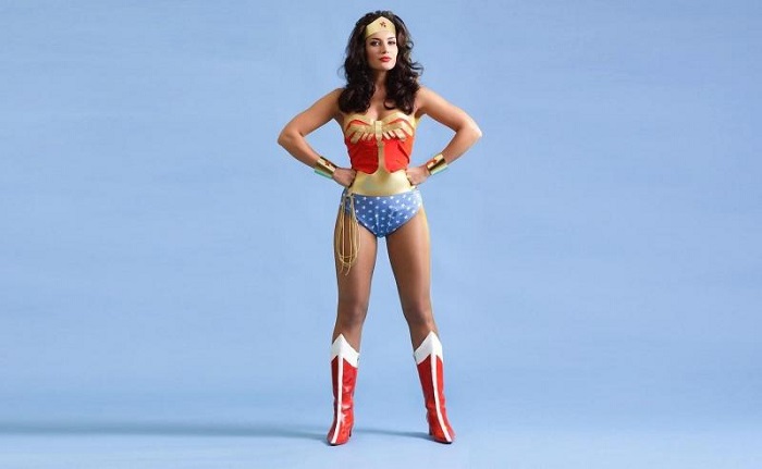 Postura di Wonder Woman